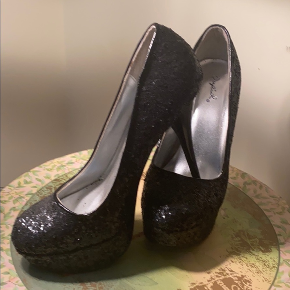 Black sequin pump